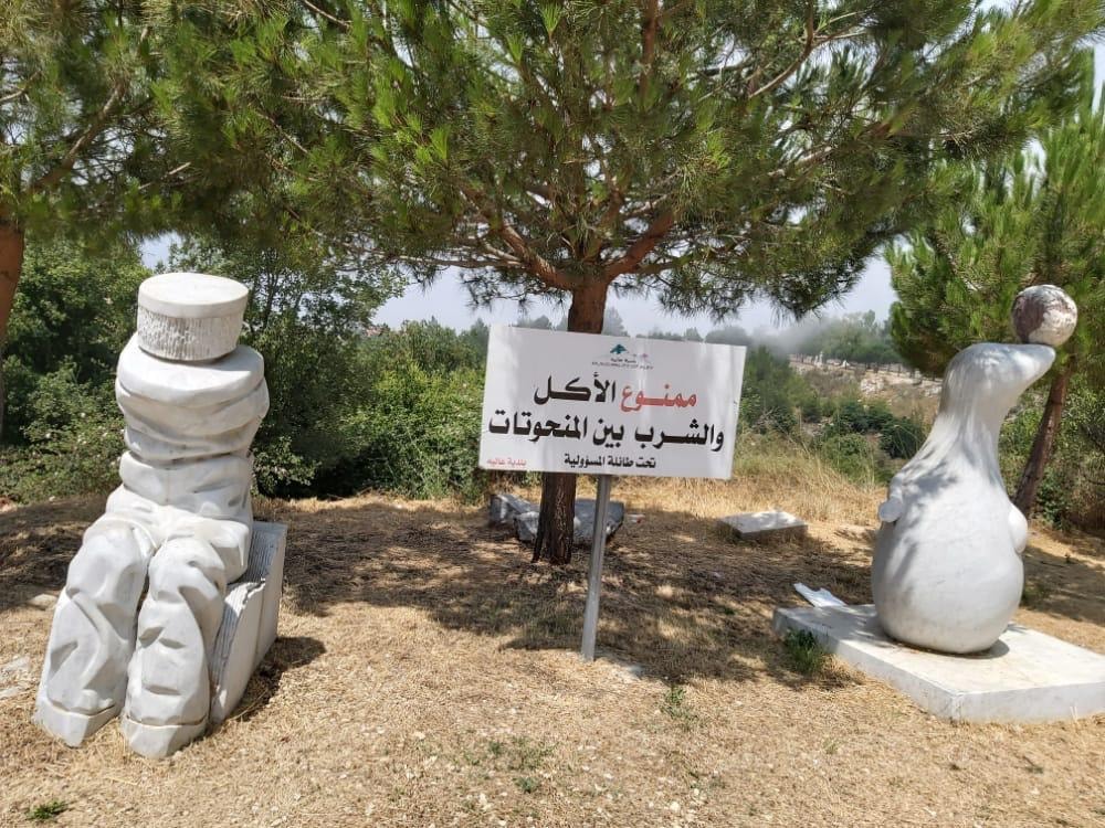 Preventing gatherings between the sculptures in all the sites designated for them in Aley