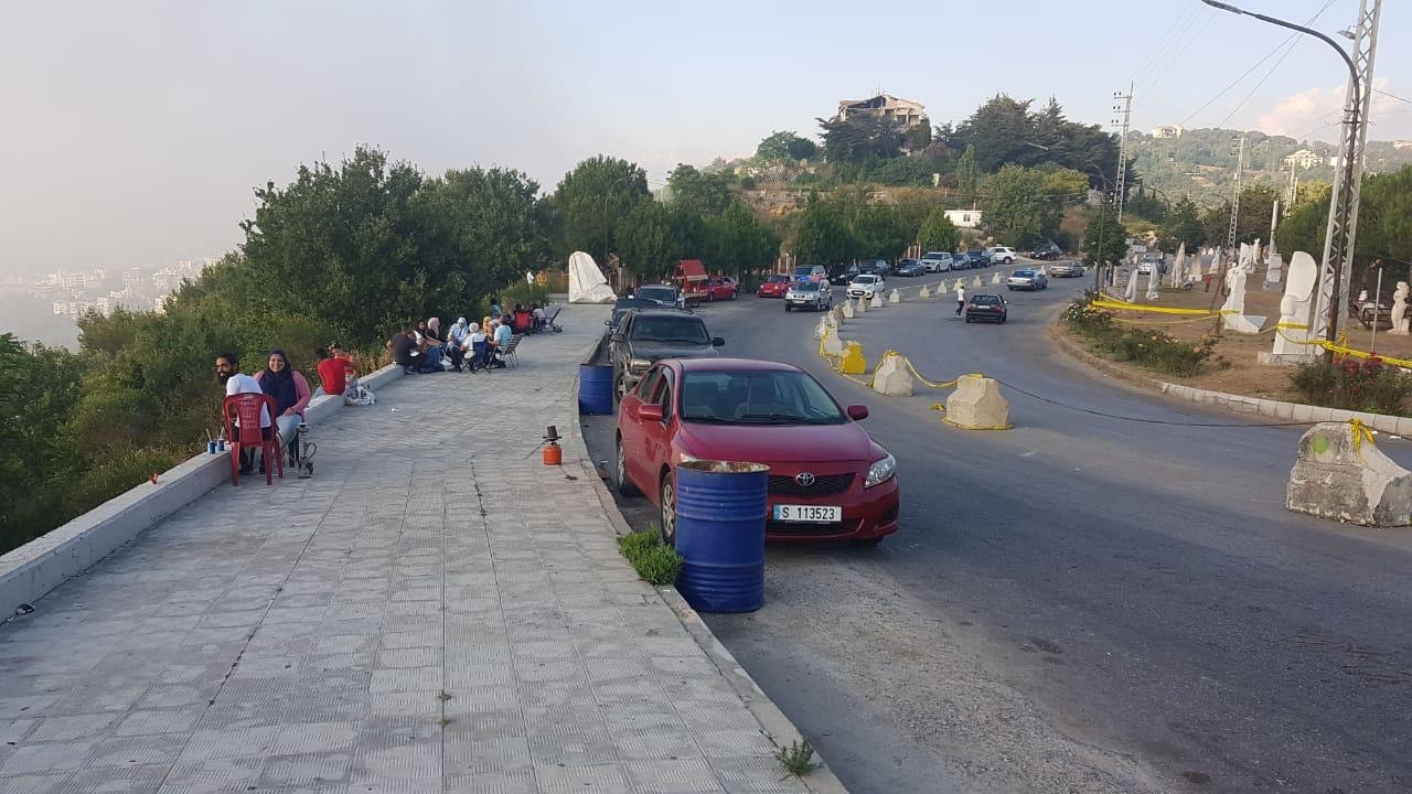 Preventing gatherings between the sculptures in all the sites designated for them in Aley