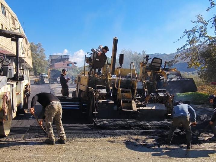 تزفيت طريق المدينة الصناعية في مدينة عاليه