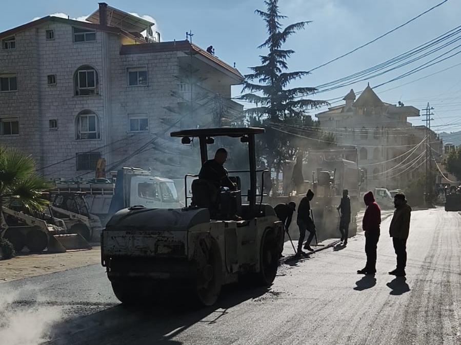 تزفيت طريق المدينة الصناعية في مدينة عاليه