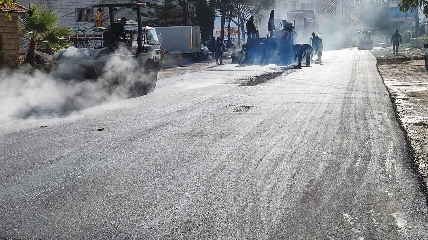 تزفيت طريق المدينة الصناعية في مدينة عاليه