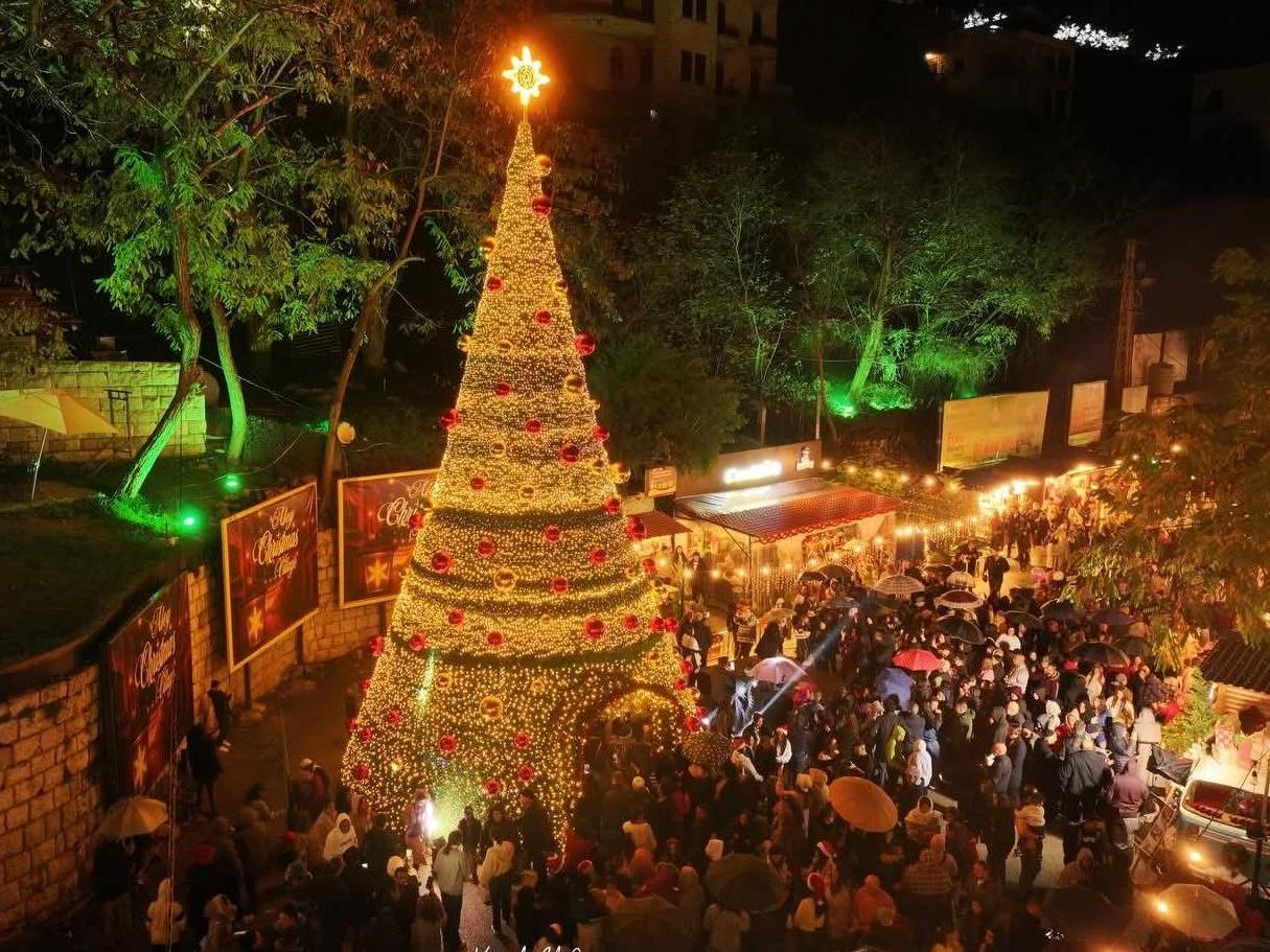 حفل اضاءة شجرة عيد الميلاد وافتتاح القرية الميلادية في مدينة عاليه