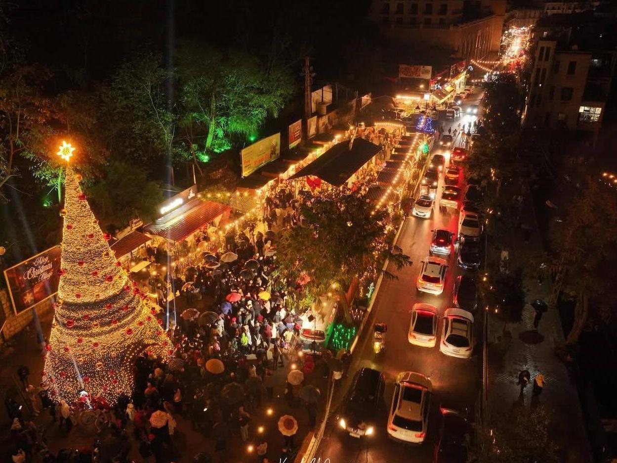 حفل اضاءة شجرة عيد الميلاد وافتتاح القرية الميلادية في مدينة عاليه