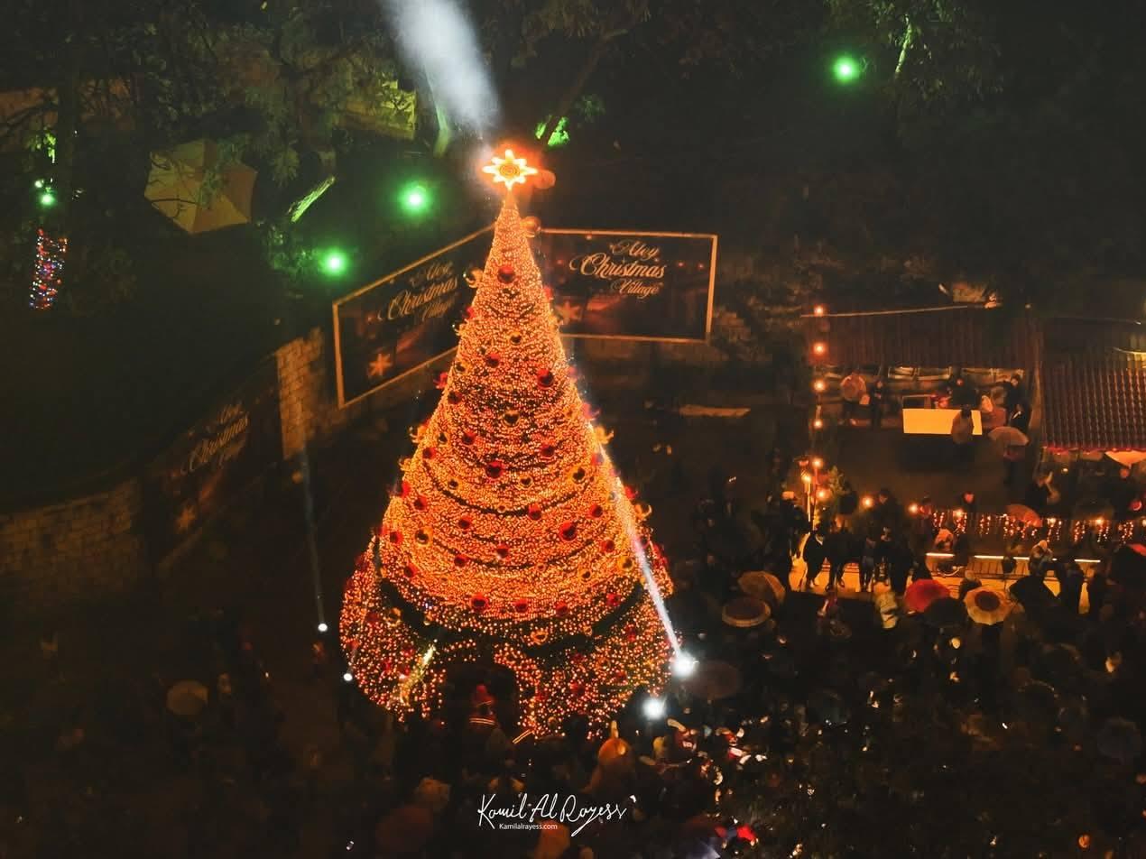 حفل اضاءة شجرة عيد الميلاد وافتتاح القرية الميلادية في مدينة عاليه