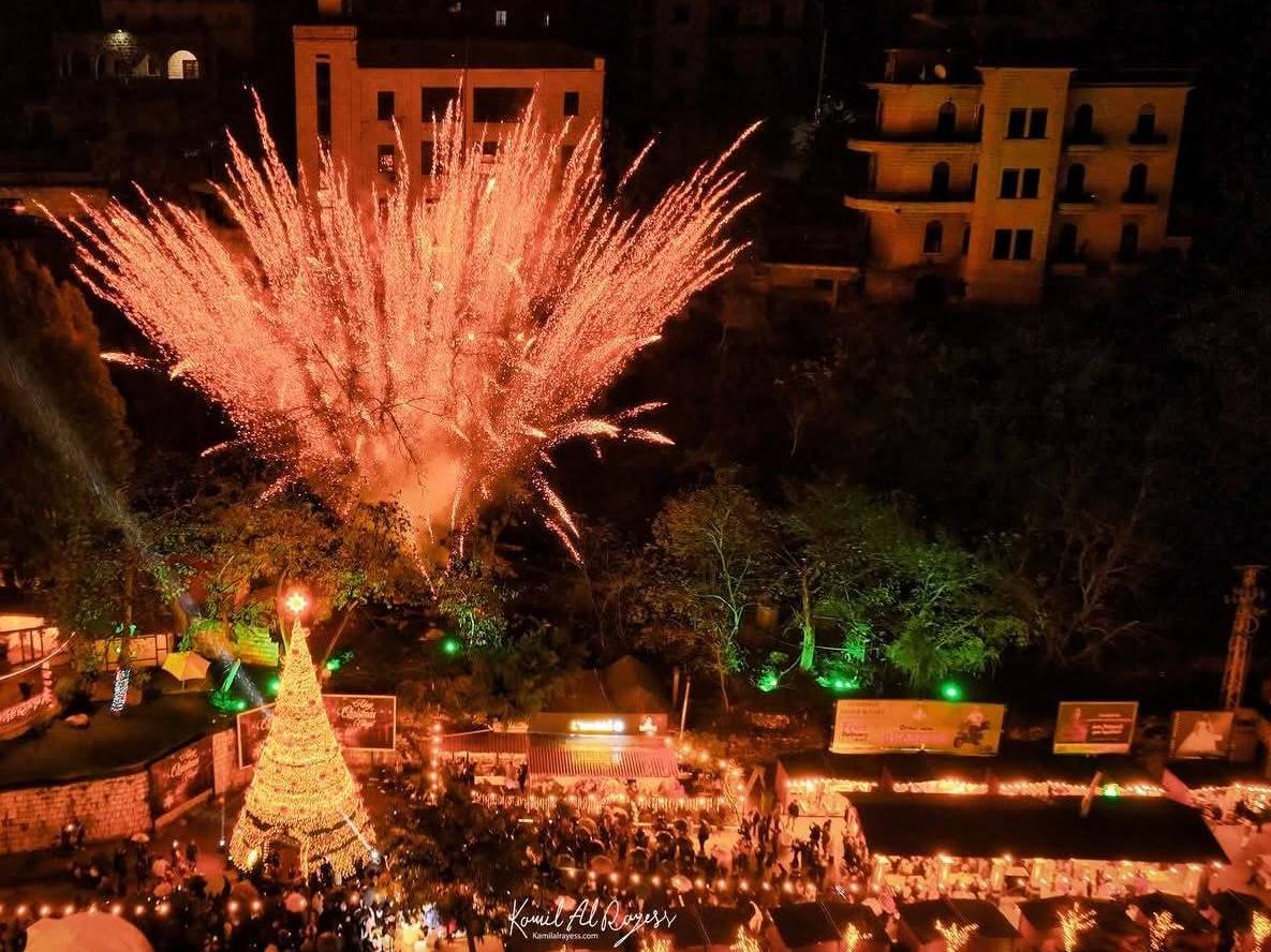 حفل اضاءة شجرة عيد الميلاد وافتتاح القرية الميلادية في مدينة عاليه