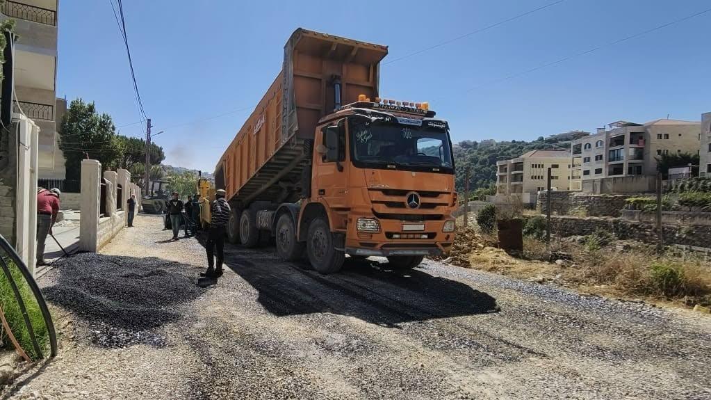 إنجاز أعمال التزفيت في المرحلة الثالثة بعد انتهاء تأهيل الطرقات التي قامت بها بلدية عاليه ضمن أعمال وزارة الاشغال العامة والنقل في منطقة الكتانة حي الوطى لمدنية عاليه