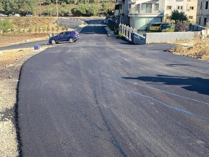 إنجاز أعمال التزفيت في المرحلة الثالثة بعد انتهاء تأهيل الطرقات التي قامت بها بلدية عاليه ضمن أعمال وزارة الاشغال العامة والنقل في منطقة الكتانة حي الوطى لمدنية عاليه