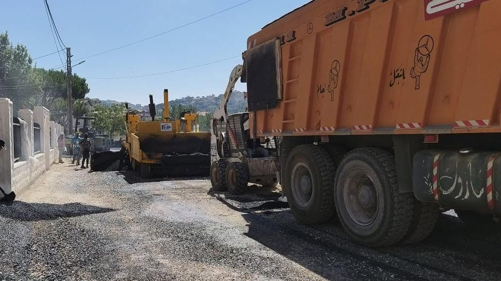 إنجاز أعمال التزفيت في المرحلة الثالثة بعد انتهاء تأهيل الطرقات التي قامت بها بلدية عاليه ضمن أعمال وزارة الاشغال العامة والنقل في منطقة الكتانة حي الوطى لمدنية عاليه